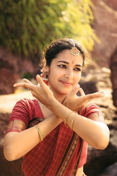 Danza Clásica India Bharatanatyam Interpretada Por Una Hermosa Mujer Con —  Fotos de Stock