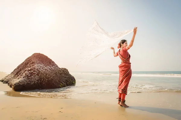 Mulher Indiana Sentir Liberdade Perto Praia Roupas Saree Tradicionais Com — Fotografia de Stock
