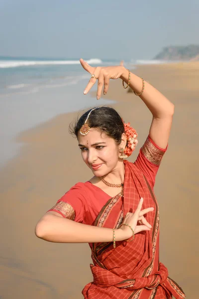 Dança Clássica Indiana Bharatanatyam Realizada Por Mulher Bonita Roupas Tradicionais — Fotografia de Stock