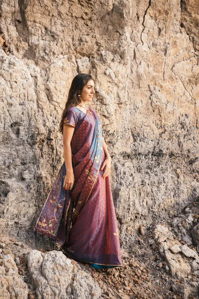 Мода Съемки Индийской Женщины Традиционной Одежде Женщина Прекрасной Сари Стоящая — стоковое фото