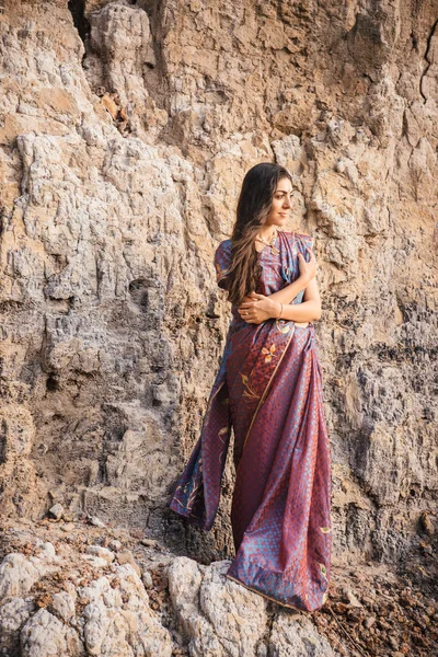 Tiro Moda Mulher Indígena Roupas Tradicionais Mulher Belo Saree Rocha — Fotografia de Stock