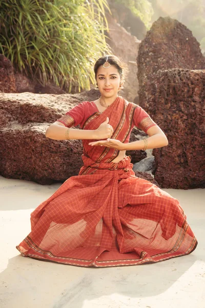 Индийский Классический Танец Бхаратанатьям Исполнении Красивой Женщины Традиционной Одежде Закате Стоковое Фото