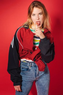 Canlı retro tarzı giysiler ve lolipop trendy genç kadın portresi
