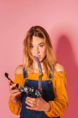 Retro tarzı moda pembe adam film kamera kadınla