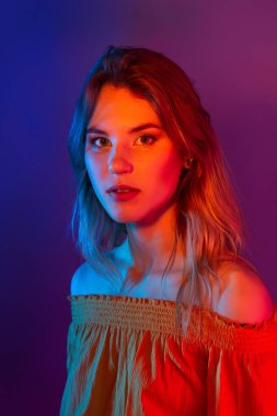 Pembe ve Mavi ışıklar retro tarzı moda kadın
