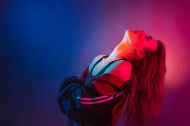 Seksi genç güzellik kadın çift ton mor ve Mavi ışıklar