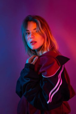 Neon ışığı retro tarzı retro tarzı moda kadın