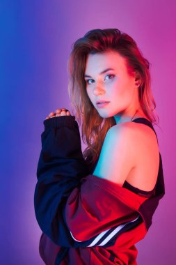 Neon ışıkta geçmişe dönük güzel bir kadın portresi.