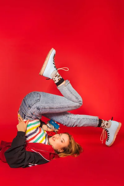 Junges blondes Mädchen in 90er Retro-Klamotten — Stockfoto