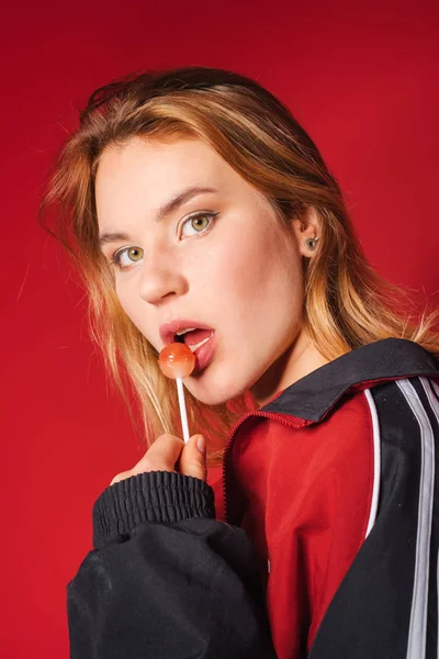 Vibrant portrait of trendy young woman in retro style clothes and lollipop — Stock Photo, Image