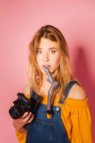 레트로 스타일 유행 여성 핑크 backgroun에 필름 카메라와 함께 — 스톡 사진