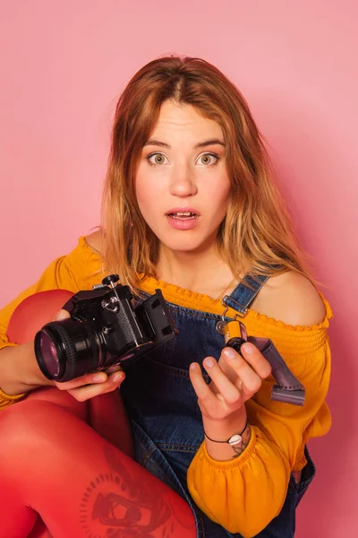 Retrato de moda de mujer joven de moda con cámara retro de película — Foto de Stock