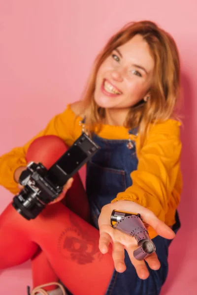 Retrato de moda de mujer joven de moda con cámara retro de película — Foto de Stock