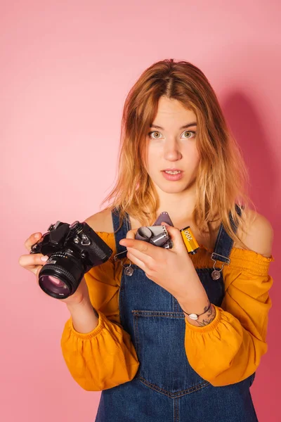 Retrato de moda de mujer joven de moda con cámara retro de película — Foto de Stock