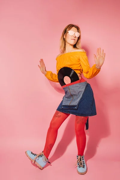 핑크 바탕에 빈티지 비닐 복고풍 스타일 유행 여성 — 스톡 사진