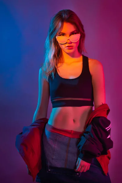 Stile retrò donna alla moda in stile retrò sulla luce al neon — Foto Stock