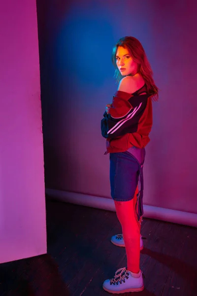 Stile retrò donna alla moda in stile retrò sulla luce al neon — Foto Stock