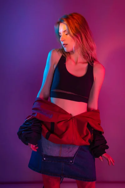 Retro-Stil modische Frau im Retro-Stil auf dem Neonlicht — Stockfoto