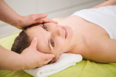 Rahatlatıcı ve baş masajı sırasında zevk kadın