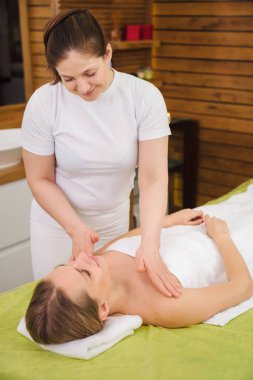 Kadının klasik boyun ve omuz masajı