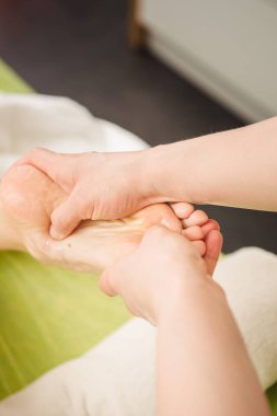 Geleneksel sahip kadın ayak masajı