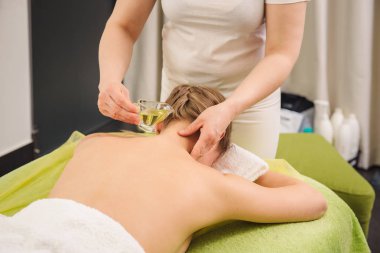 Kadın sahip boyun ve omuz spa merkezinde masaj