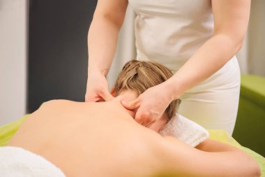 Kadın sahip boyun ve omuz spa merkezinde masaj