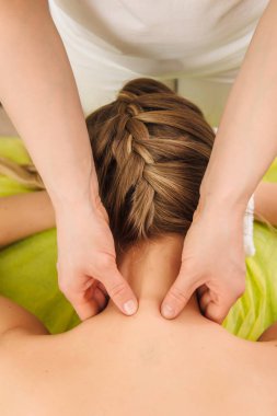 Kadın sahip boyun ve omuz spa merkezinde masaj