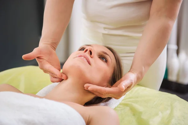 Mujer relajante y disfrutando durante el masaje de cabeza —  Fotos de Stock