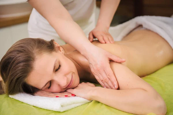 Mulher desfrutando de massagem clássica no pescoço e ombro — Fotografia de Stock