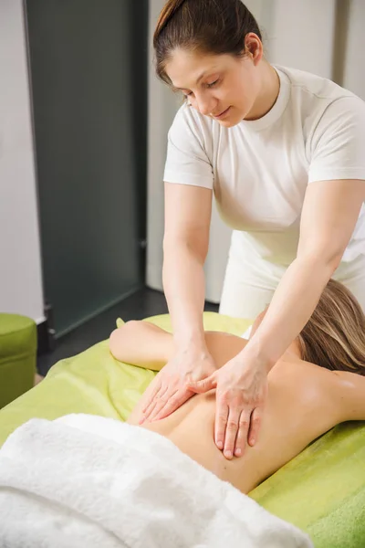 Mulher desfrutando de massagem clássica no pescoço e ombro — Fotografia de Stock