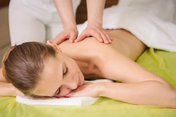 Vrouw genieten van klassieke massage van de nek- en schouderklachten — Stockfoto