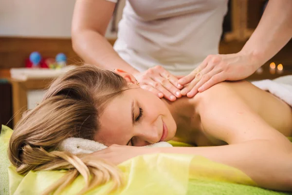 Жінка насолоджується класичним масажем шиї та плечей — стокове фото