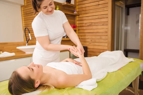 Vrouw met traditionele handen en pols massage — Stockfoto