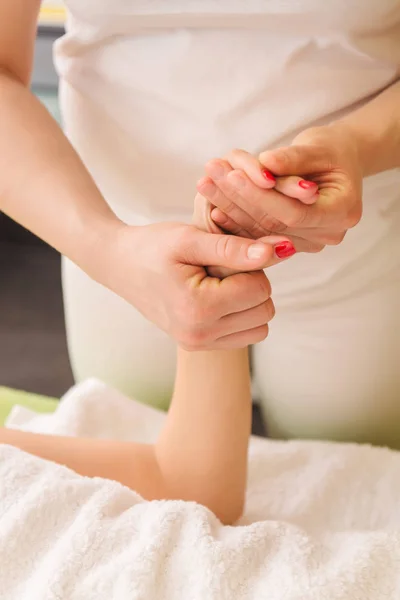 Vrouw met traditionele handen en pols massage — Stockfoto