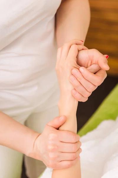 Donna che ha mani tradizionali e massaggio al polso — Foto Stock