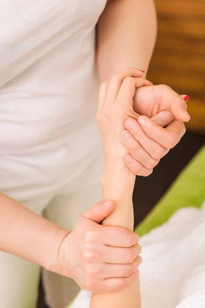 Vrouw met traditionele handen en pols massage — Stockfoto