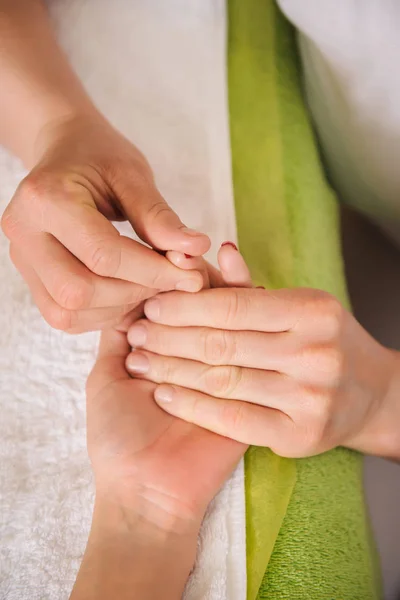 Женский массаж рук и пальцев — стоковое фото
