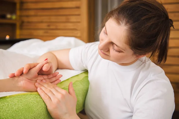 Vrouw met traditionele handen en vingers massage — Stockfoto