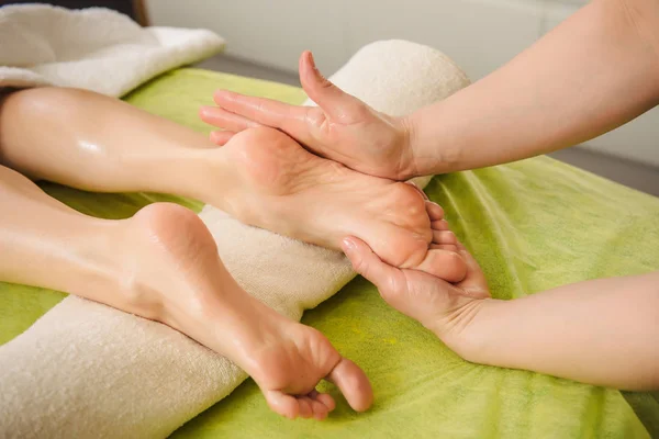 Vrouw met traditionele voetmassage — Stockfoto