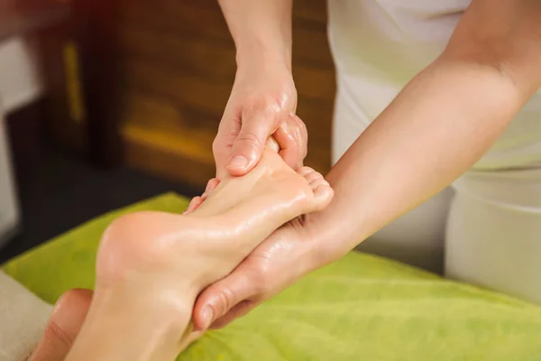 Donna con massaggio tradizionale ai piedi — Foto Stock