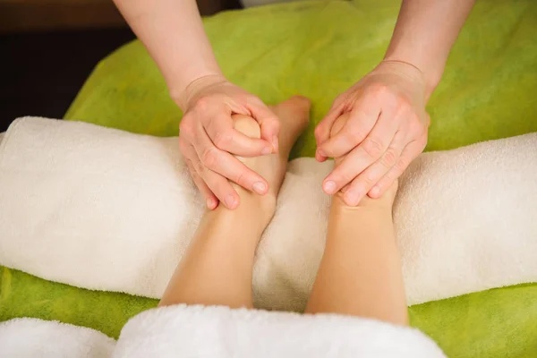 Vrouw met traditionele voetmassage — Stockfoto