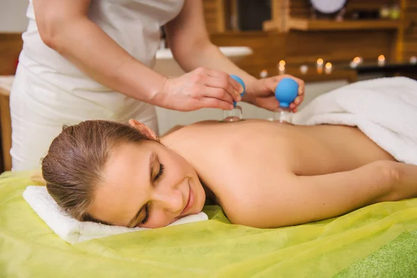 Vrouw met hete pot vacuüm cupping massage in de spa centrum — Stockfoto