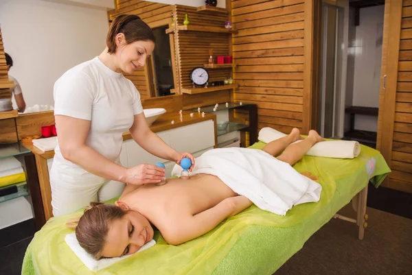Mujer teniendo caliente tarro vacío ventosa masaje en el centro de spa — Foto de Stock