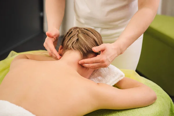 Mujer teniendo masaje de cuello y hombro en el centro de spa — Foto de Stock