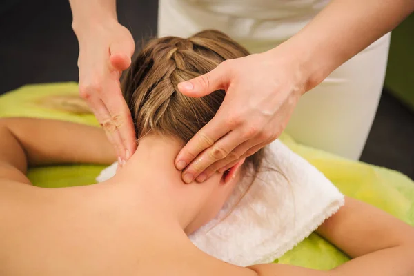 Mujer teniendo masaje de cuello y hombro en el centro de spa — Foto de Stock