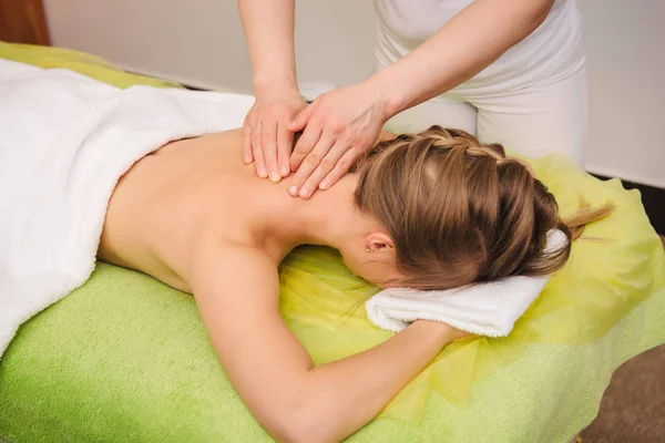 Donna con massaggio al collo e alle spalle nel centro benessere — Foto Stock