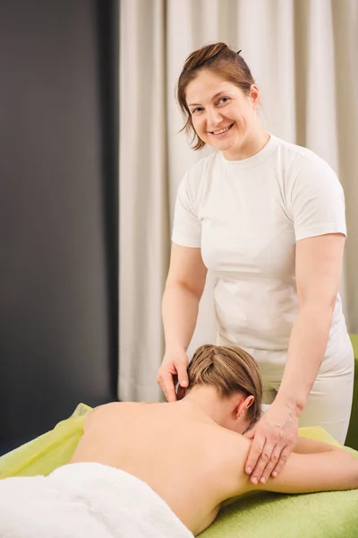 Donna con massaggio al collo e alle spalle nel centro benessere — Foto Stock