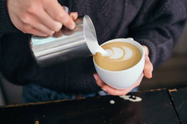 Nesil Z kız kafede çalışan ve kahve yapma