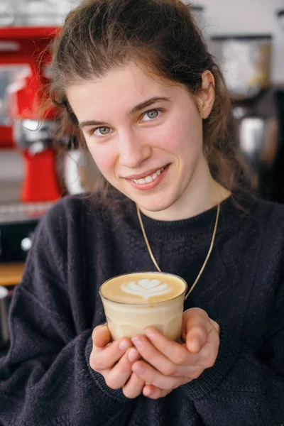 Positivo sabor adolescente y beber café capuchino — Foto de Stock